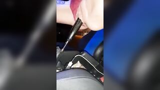 Ragazza italiana tatuata si masturba col cambio della macchina