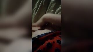 Puttana italiana si sfonda la fica con la mano