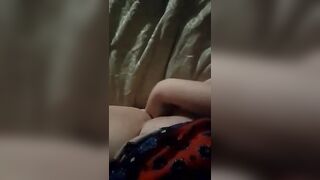 Puttana italiana si sfonda la fica con la mano