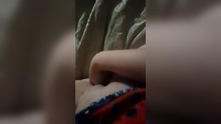 Puttana italiana si sfonda la fica con la mano