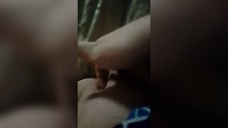 Puttana italiana si sfonda la fica con la mano