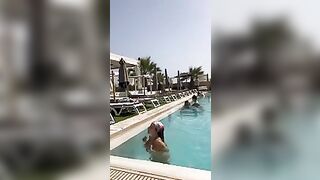 Martina C. Mega tettona in piscina