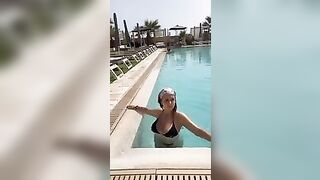 Martina C. Mega tettona in piscina