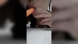 Teen italiana spompina la carota
