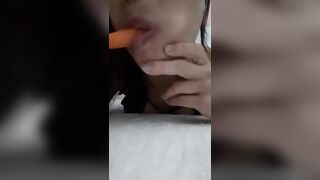 Teen italiana spompina la carota
