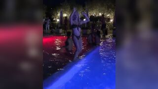 Noemi Blonde relax in piscina