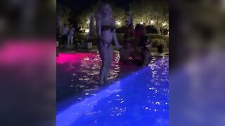 Noemi Blonde relax in piscina