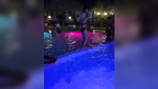 Noemi Blonde relax in piscina