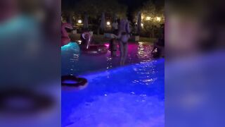 Noemi Blonde relax in piscina