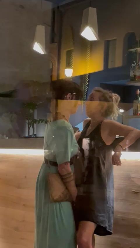 Milf venete lesbiche beccate a farsi un ditalino nel Pub VIDEO PORNO VIRALE ESCLUSIVO
