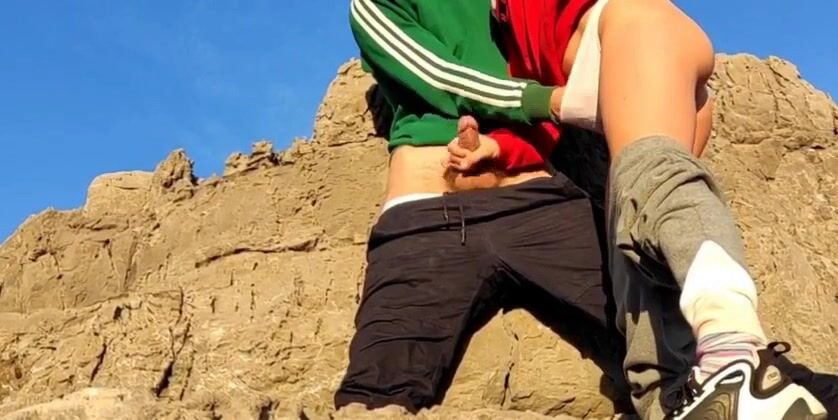 Pompino e sega in spiaggia pubblica fidanzata troia