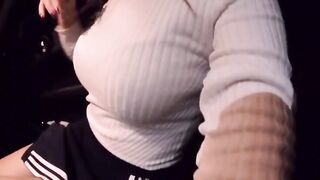 Sega il grosso cazzo in macchina del fidanzato e poi lo cavalca