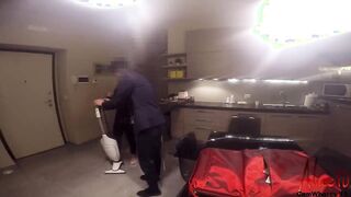 Vendita porta a porta agente aspirapolveri scopa casalinga