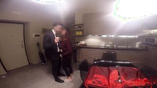 Vendita porta a porta agente aspirapolveri scopa casalinga