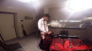 Vendita porta a porta agente aspirapolveri scopa casalinga