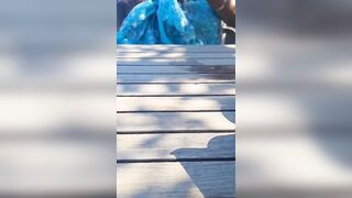 Flash tette moglie al ristorante in spiaggia