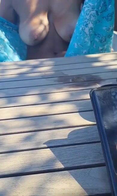 Flash tette moglie al ristorante in spiaggia