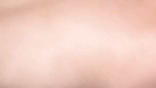 Sorellastra succhia il cazzo e gode scopata in culo a pecorina