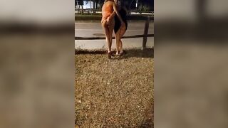 Calda serata moglie bisex esibizioniste LESBICANO NUDE AL PARCO