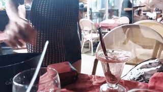 L'eccitazione di sedersi al bar senza mutandine