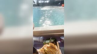 Paola Saulino bikini in piscina