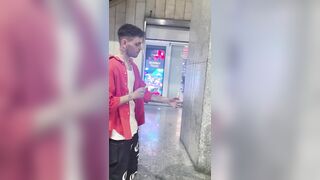 Fa rimanere Taylor Mega senza mutandine INCREDIBILE