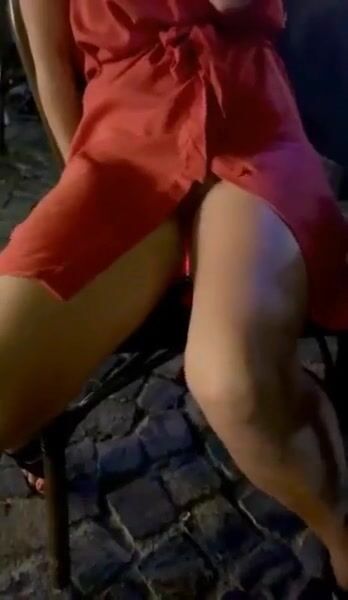 Upskirt esibizionista al bar con un dildo in fica