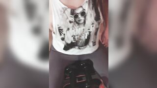 Con questo caldo le tette mi si appiccicano alla canottiera