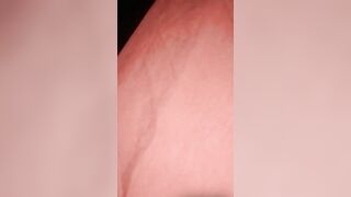 Filma il culo di sua moglie che dorme