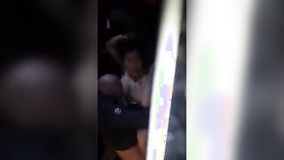 Moglie presa in macchina da anziano davanti al cornuto