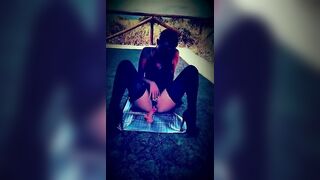 Focosa siciliana si masturba outdoor