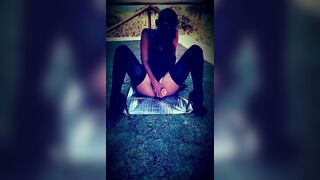 Focosa siciliana si masturba outdoor