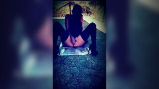 Focosa siciliana si masturba outdoor