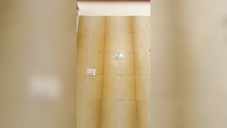 MILF italiana masturbando in doccia e bevendo birra C4