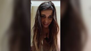 MILF italiana masturbando in doccia e bevendo birra C4