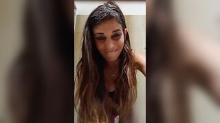 MILF italiana masturbando in doccia e bevendo birra C4