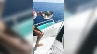 Veronica Maya in bikini serve il pranzo in barca