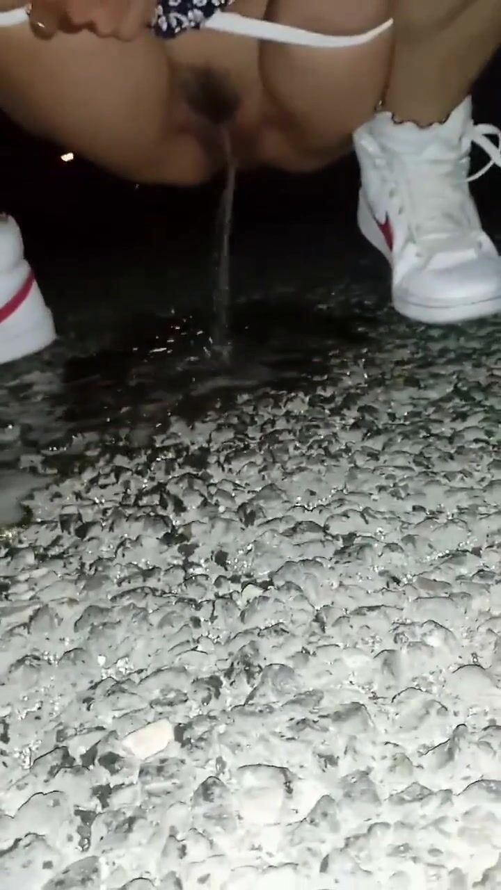 Amore non c'è nessuno che ti vede PISCIA NELLA PIAZZOLA DI SOSTA
