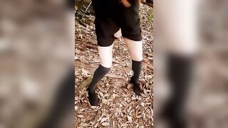 MI SCAPPA TROPPO - Filma la fidanzata che piscia nel bosco