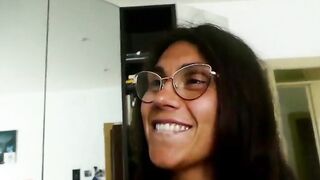 Pompino moglie scopata a pecorina in piedi davanti allo specchio