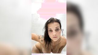 Milf italiana eccitanto i suoi fans mostrando tette e culo C4