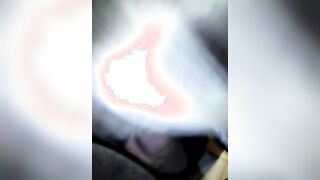 Me lo succhia e si fa riprendere col cellulare