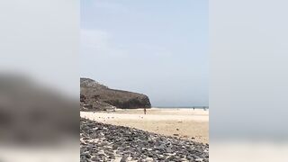 In spiaggia con la fica accaldata