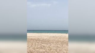 In spiaggia con la fica accaldata