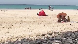 In spiaggia con la fica accaldata