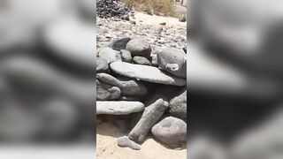 In spiaggia con la fica accaldata