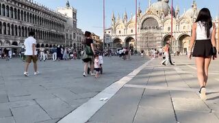 Esibizionista passeggiando in piazza San Marco a Venezia