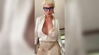 Bella porca matura con occhiali mostra buco del culo