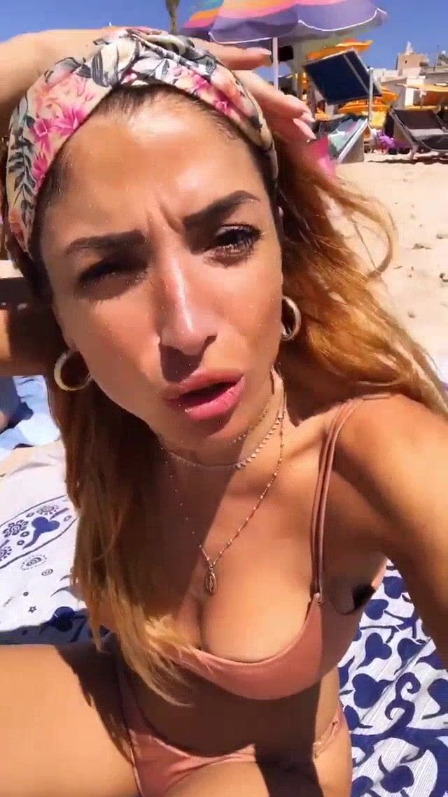 Margherita Zanatta in bikini in spiaggia