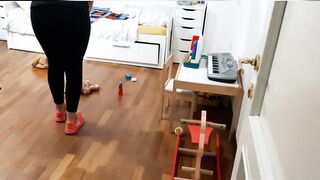 Vedere la Babysitter fare le pulizie mi arrapa e mi faccio fare un pompino